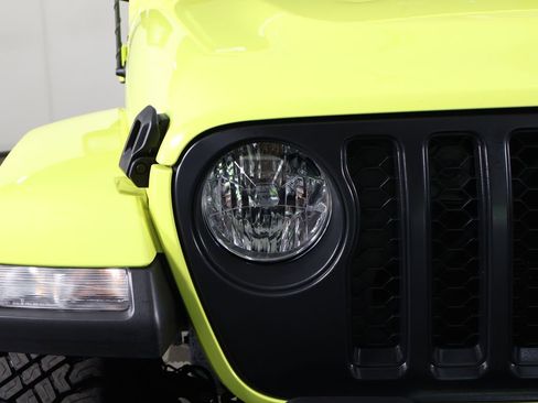Used 2023 Jeep Gladiator Overland w/ Cold Weather Group AWD/4WD image 11