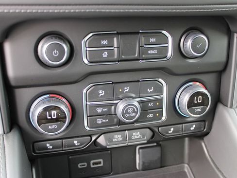 Used 2024 Chevrolet Suburban Z71 w/ Luxury Package AWD/4WD image 27