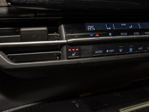 Used 2022 Toyota Sienna XLE Woodland Edition image 17