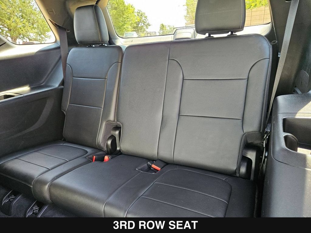 Used 2022 Chevrolet Traverse LT FWD image 35