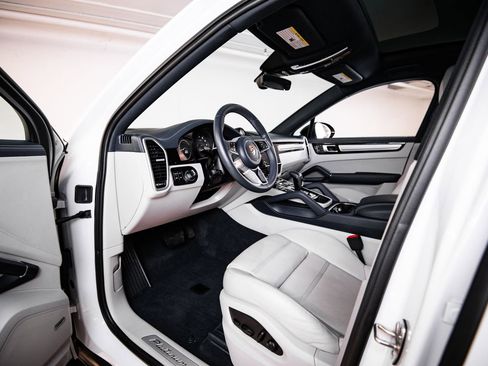 Certified 2023 Porsche Cayenne Platinum Edition AWD/4WD image 4