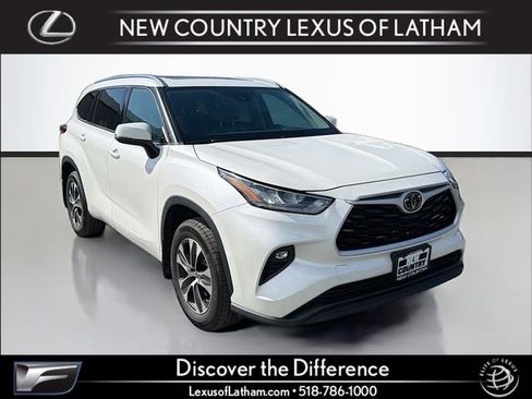 Used 2020 Toyota Highlander XLE AWD/4WD image 1
