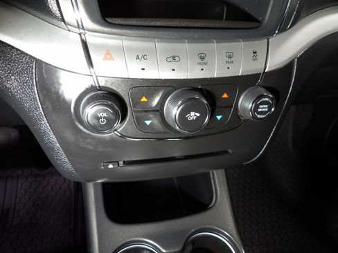 Used 2020 Dodge Journey SE FWD image 15