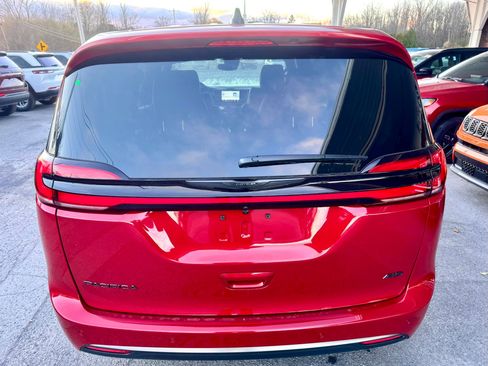 New 2026 Chrysler Pacifica Select image 4