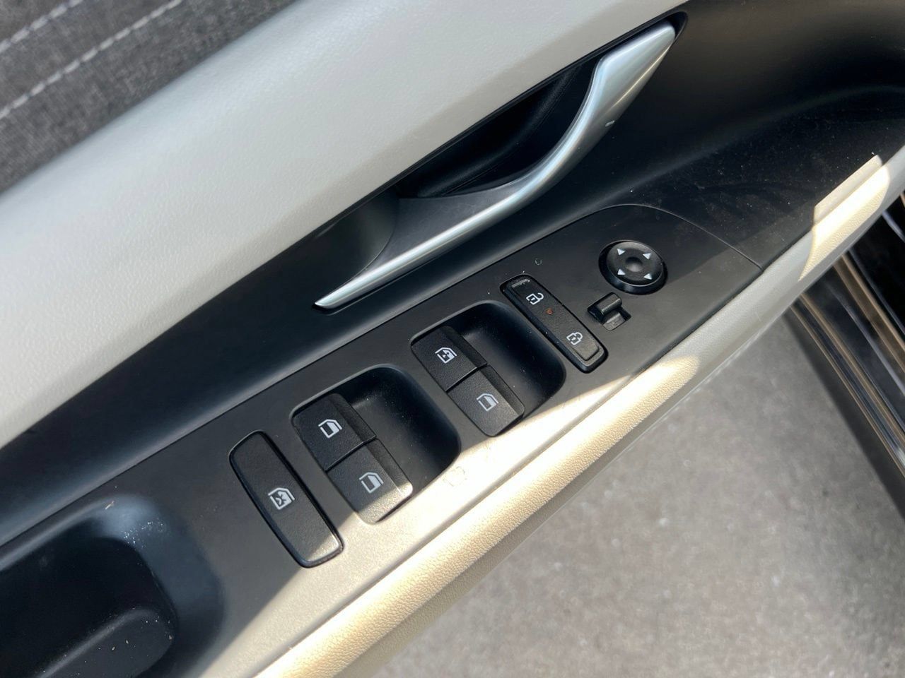 Used 2025 Hyundai Elantra Limited FWD image 12