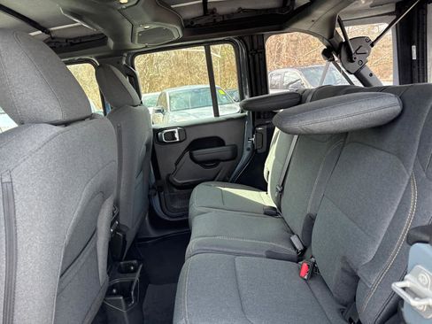 Used 2025 Jeep Wrangler Sport image 27