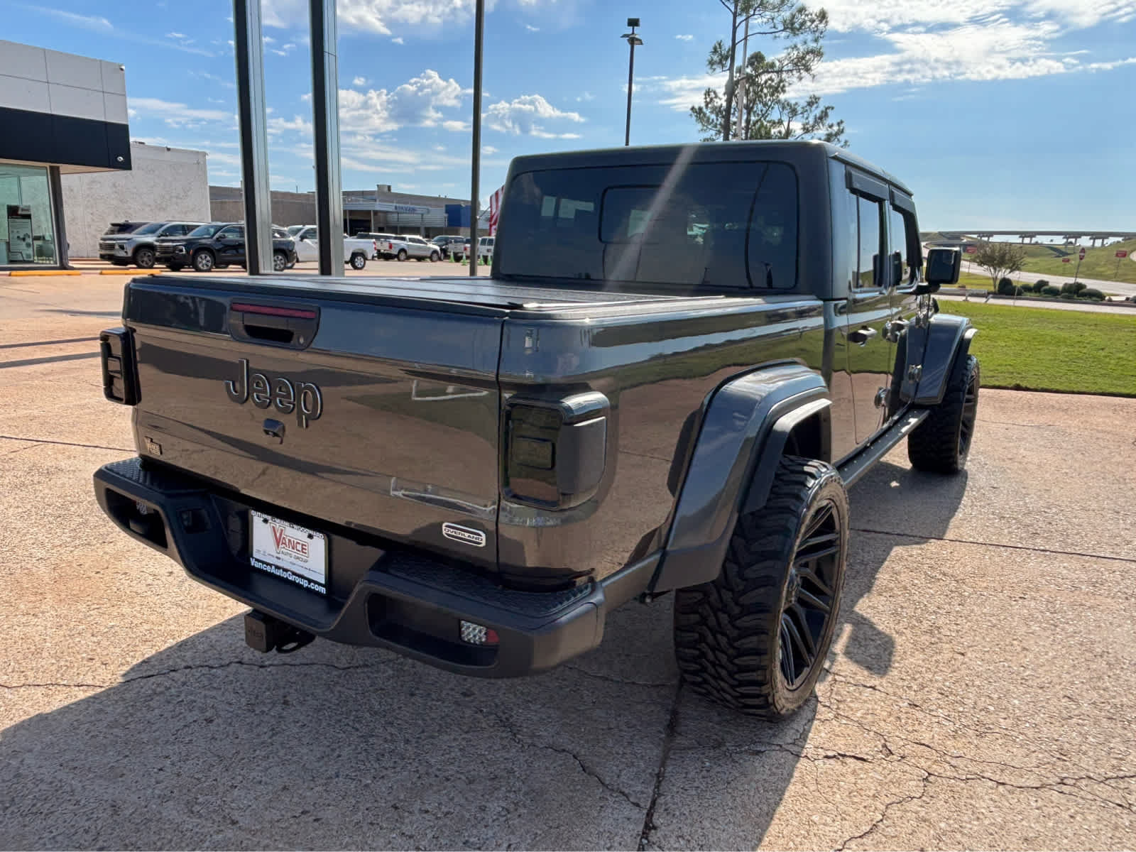 Used 2023 Jeep Gladiator Overland AWD/4WD image 7