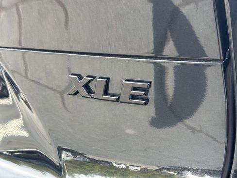 Used 2023 Toyota Venza Nightshade image 12