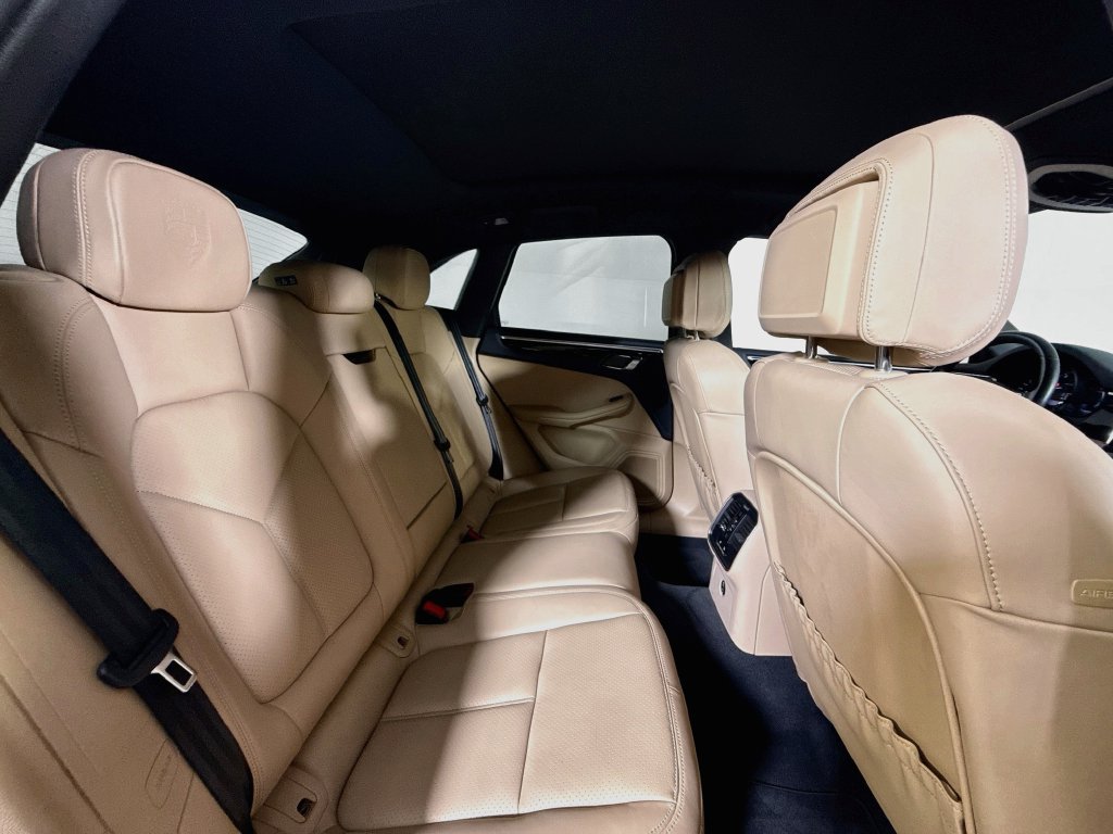 Certified 2023 Porsche Macan AWD/4WD image 19