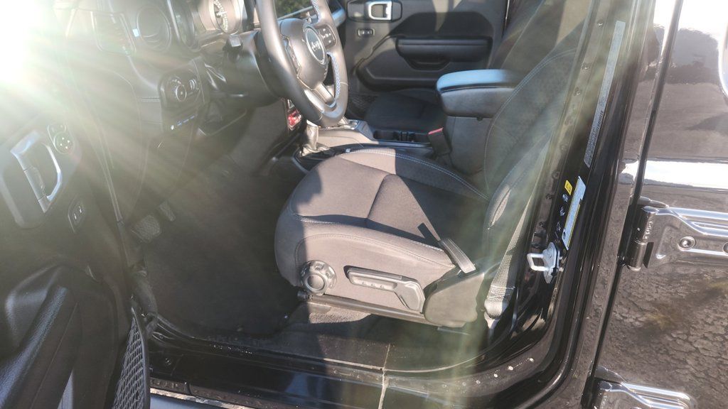 Used 2024 Jeep Wrangler Unlimited Rubicon 4xe AWD/4WD image 17