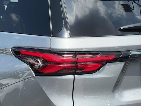 Used 2023 Chevrolet Traverse RS w/ LPO, Cargo Package AWD/4WD image 9