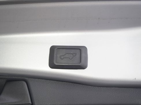 Used 2021 Toyota RAV4 XLE w/ Convenience Package AWD/4WD image 11