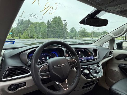 Used 2023 Chrysler Pacifica Touring-L FWD image 10