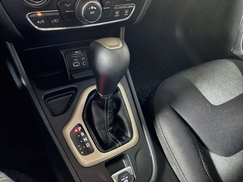 Used 2017 Jeep Cherokee Sport FWD image 16