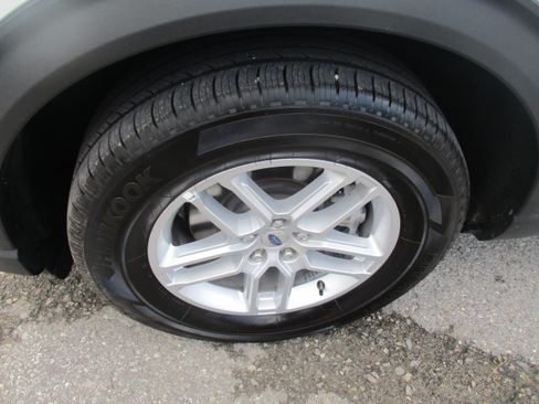 Used 2025 Ford Explorer Active AWD/4WD image 10