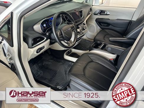 Used 2020 Chrysler Pacifica Touring-L FWD image 9