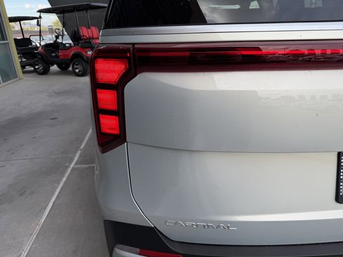 Used 2025 Kia Carnival EX image 14