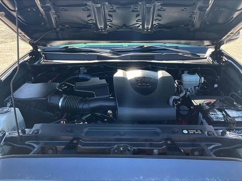 Used 2017 Toyota Tacoma TRD Off-Road image 28