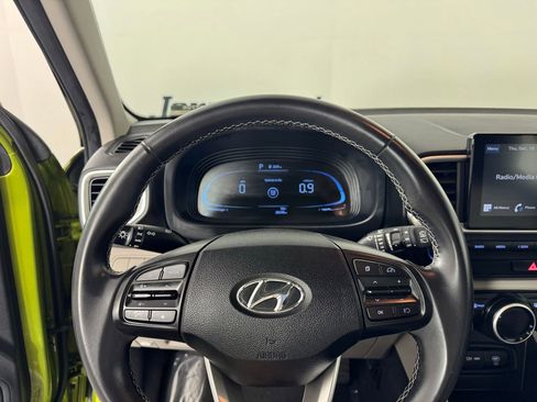 Used 2024 Hyundai Venue SEL image 21