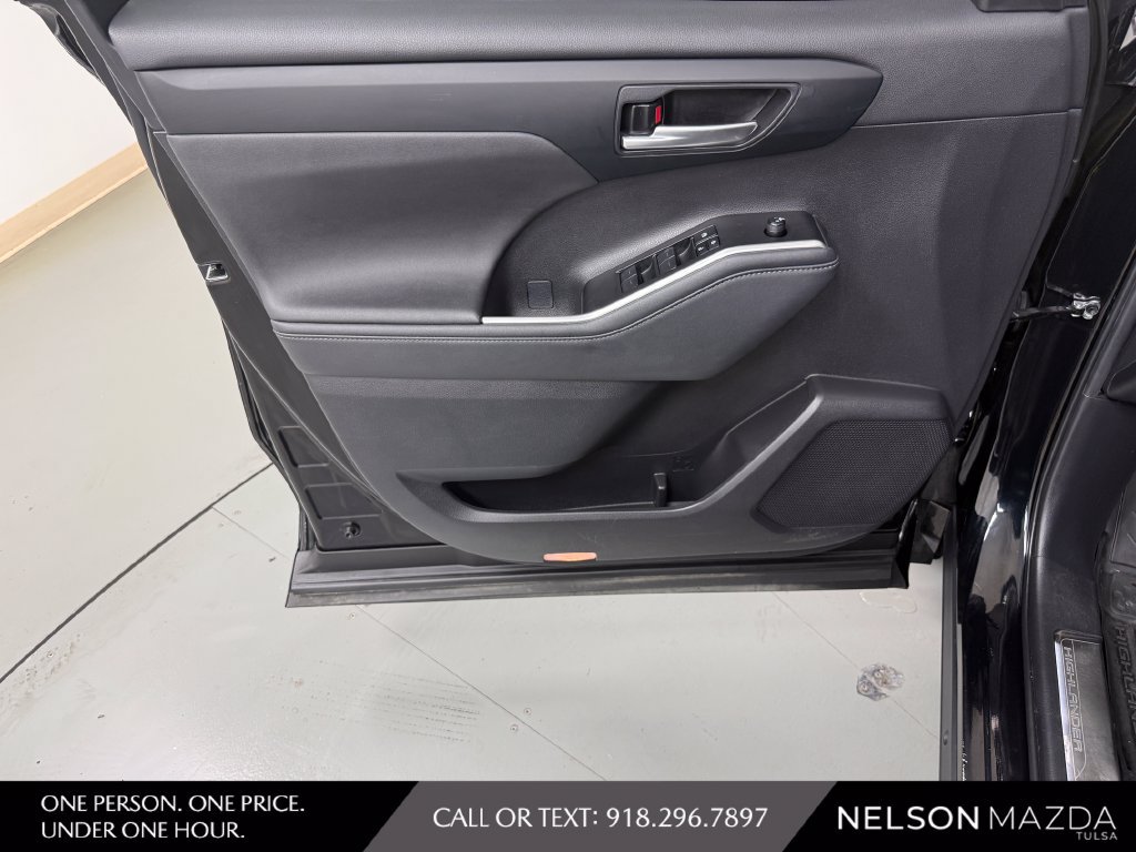 Used 2024 Toyota Highlander XSE FWD image 19