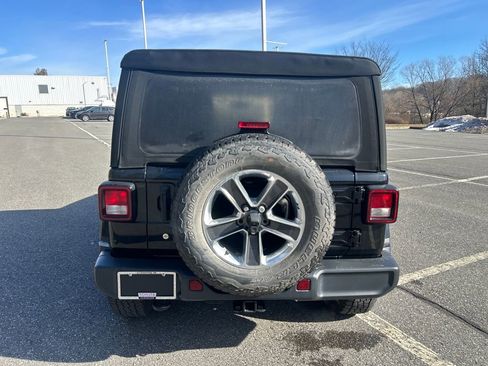 Used 2018 Jeep Wrangler Unlimited Sahara w/ Cold Weather Group image 4