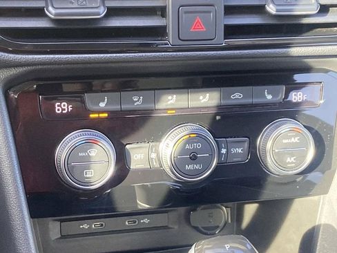 Used 2024 Volkswagen Taos SE image 35