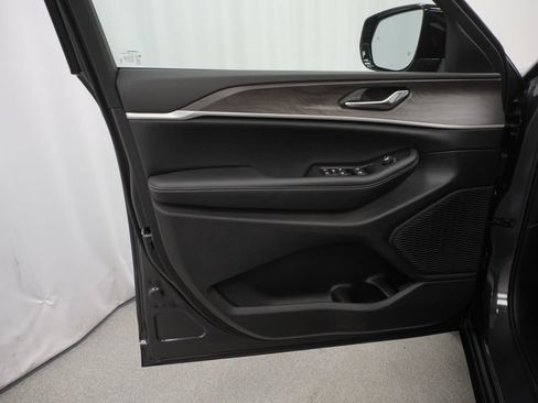 New 2026 Jeep Grand Cherokee Altitude AWD/4WD image 28