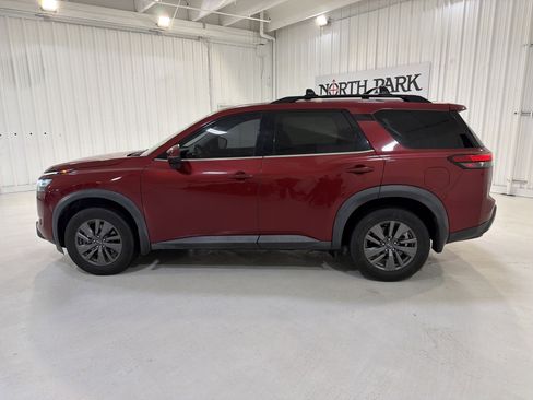 Used 2022 Nissan Pathfinder SV image 2