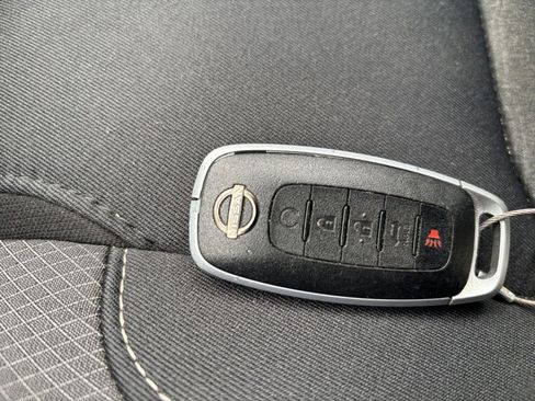Used 2025 Nissan Pathfinder SV FWD image 27