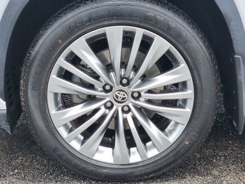 Certified 2024 Toyota Highlander Platinum AWD/4WD image 6
