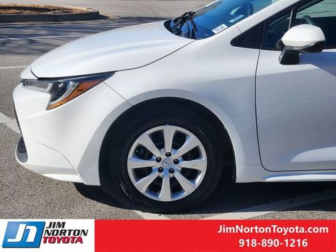 Used 2021 Toyota Corolla LE image 9