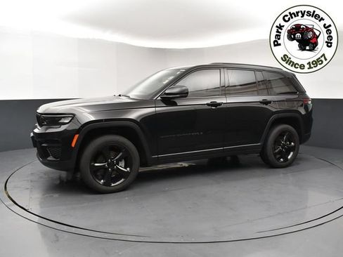 Used 2023 Jeep Grand Cherokee Altitude AWD/4WD image 3