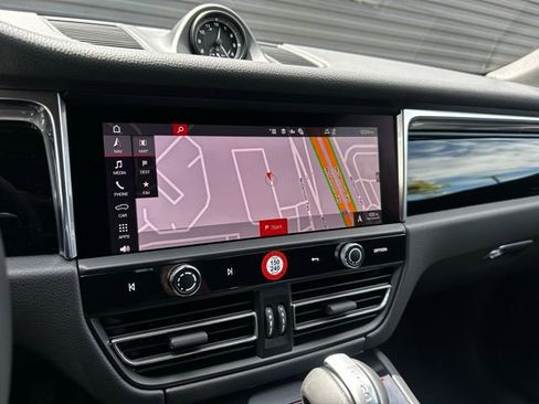 Certified 2025 Porsche Macan image 31