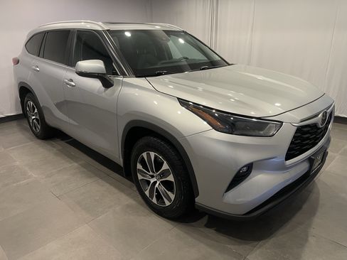 Used 2023 Toyota Highlander XLE AWD/4WD image 3