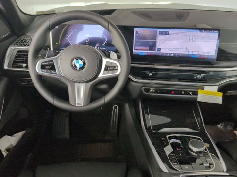 Used 2026 BMW X7 xDrive40i w/ M Sport Package image 4