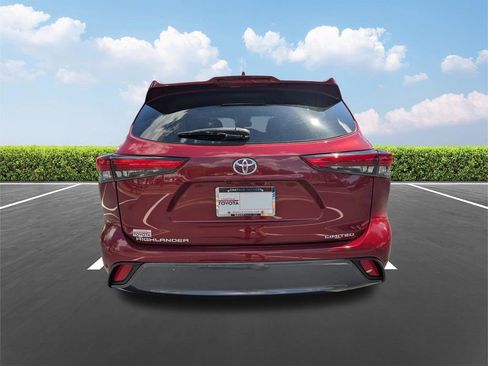 Used 2023 Toyota Highlander Limited FWD image 6