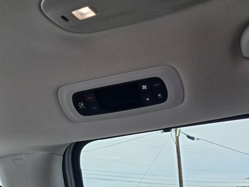 Used 2024 Chrysler Pacifica Touring-L image 19