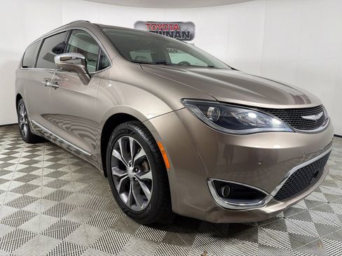 Used 2018 Chrysler Pacifica Limited w/ Tire & Wheel Group FWD image 1