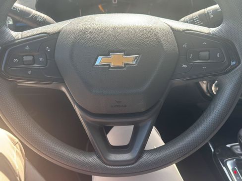 Used 2025 Chevrolet Trax LT FWD image 12