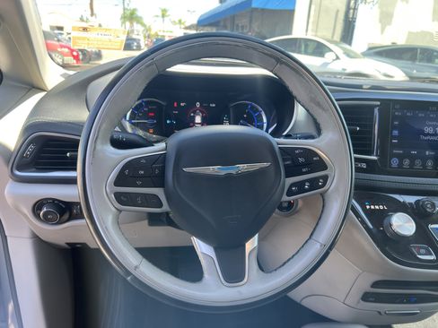 Used 2017 Chrysler Pacifica Platinum FWD image 27