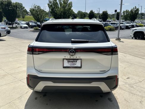Used 2025 Volkswagen Tiguan SE AWD/4WD image 8