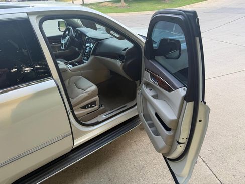 Used 2015 Cadillac Escalade Luxury AWD/4WD image 17