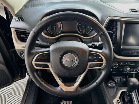 Used 2018 Jeep Cherokee Limited AWD/4WD image 16