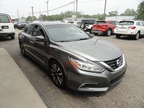 Used 2016 Nissan Altima 2.5 SV w/ Convenience Package FWD image 6