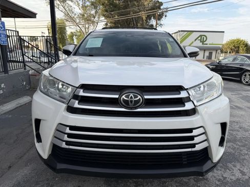 Used 2018 Toyota Highlander LE FWD image 2