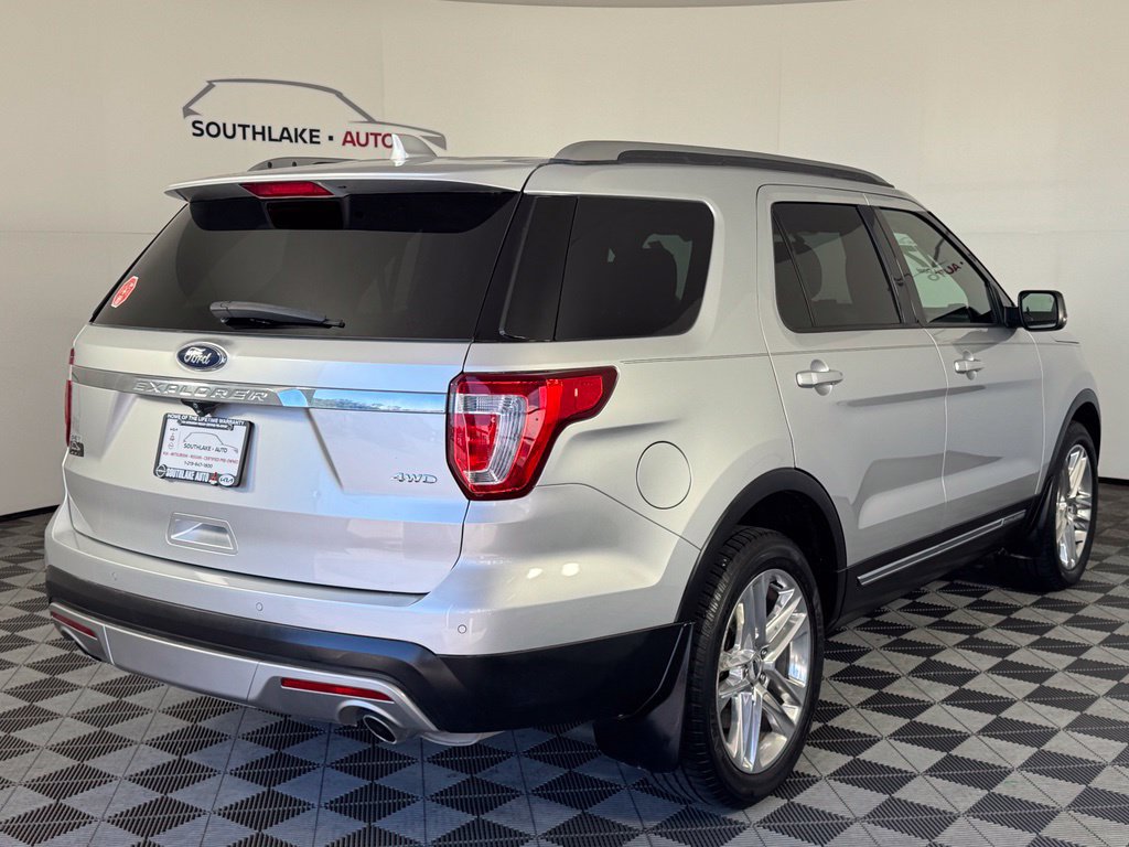Used 2017 Ford Explorer XLT w/ Equipment Group 202A AWD/4WD image 8