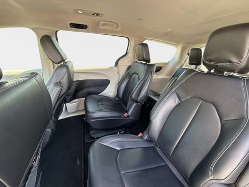 Used 2024 Chrysler Pacifica Limited FWD image 15
