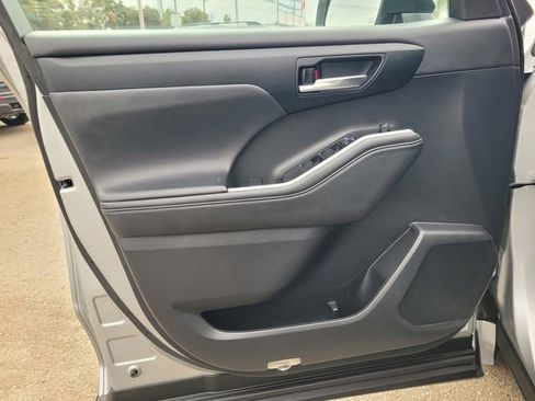 Used 2021 Toyota Highlander XLE image 16