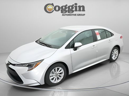 Used 2026 Toyota Corolla LE w/ LE Premium Package FWD image 1