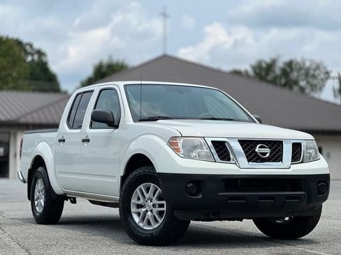 Used 2020 Nissan Frontier SV AWD/4WD image 3